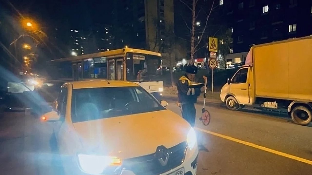 Главная картинка новости: Ребенок попал под колеса иномарки в Екатеринбурге: водитель трезв, мальчик госпитализирован