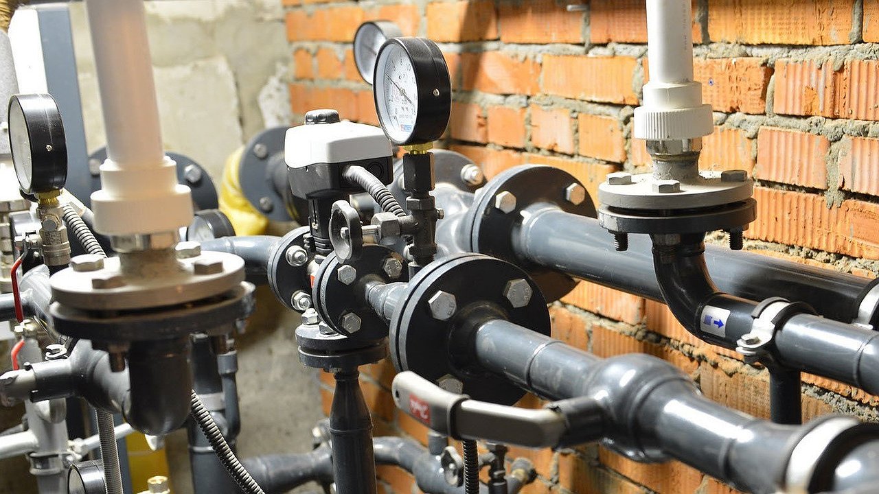 Главная картинка новости: Крупная авария на теплосети в Екатеринбурге: без отопления остались 124 жилых дома и социальные объекты