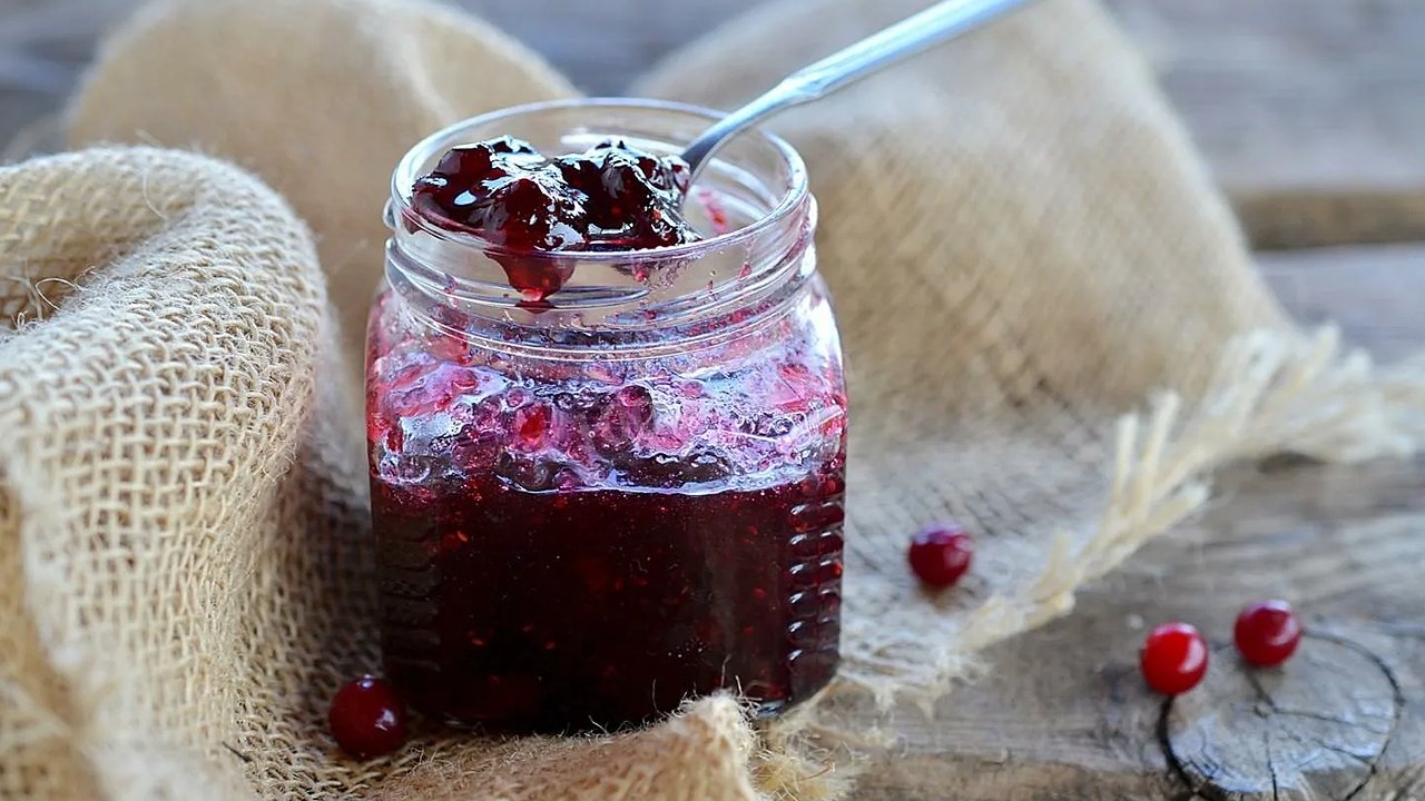 Главная картинка новости: Достал заветную баночку с морсовым вареньем — соседи до сих пор спрашивают рецепт: кислинка и сладость в одной ложке