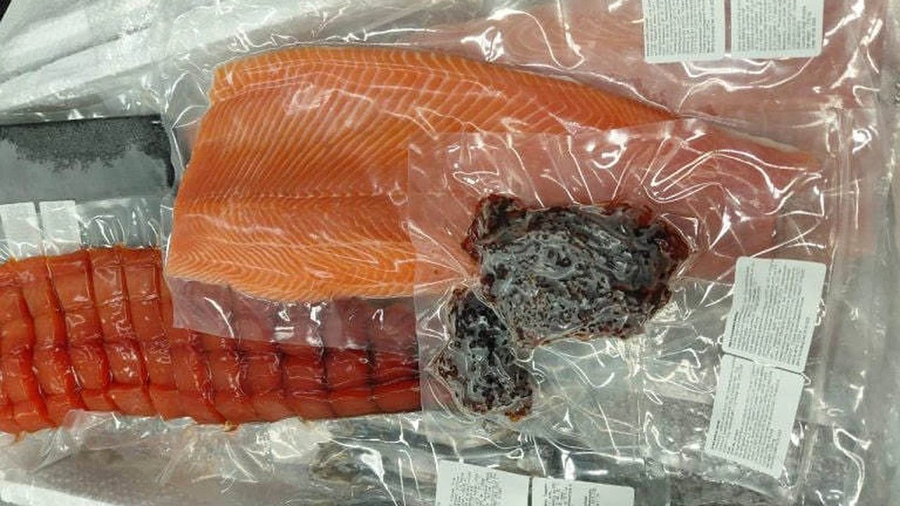 Главная картинка новости: Екатеринбургская компания отправила 400 кг уральской рыбы в ОАЭ