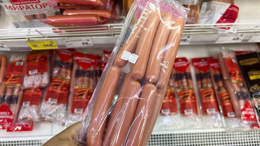 Главная картинка новости: «Лучше обойти стороной»: Роскачество предупредило о сосисках, которые не стоит покупать даже по акции