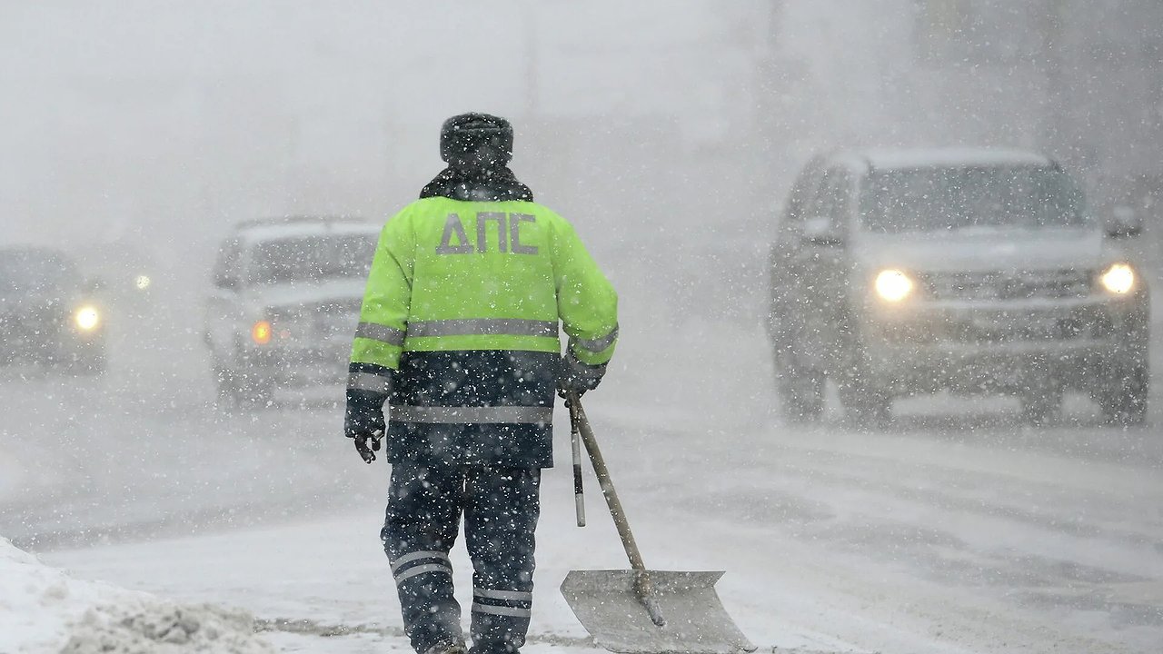 Главная картинка новости: Уральская трасса парализована: трасса Екатеринбург — Пермь закрыта для движения из-за аномального снегопада