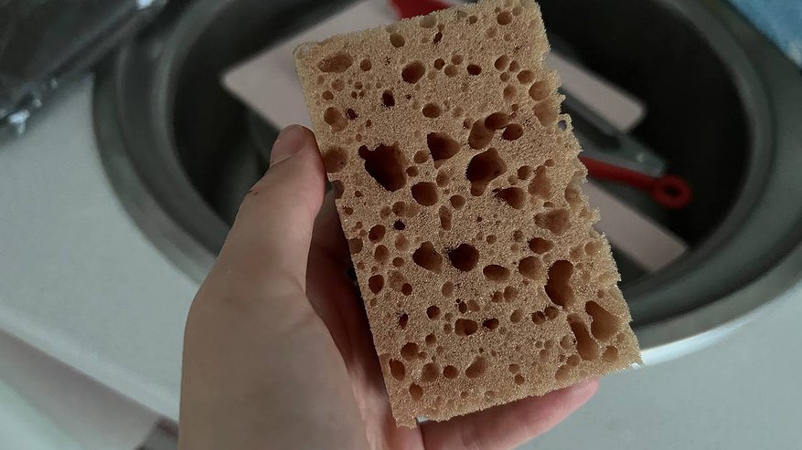 Главная картинка новости: Лишь в 40 лет узнала, зачем на самом деле нужны губки разного цвета: вот как правильно их использовать
