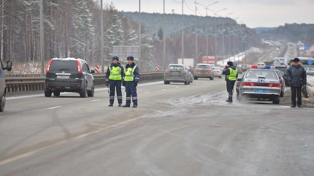 Главная картинка новости: Гололед на трассах Свердловской области 2025: какие дороги стали опасными и как избежать ДТП