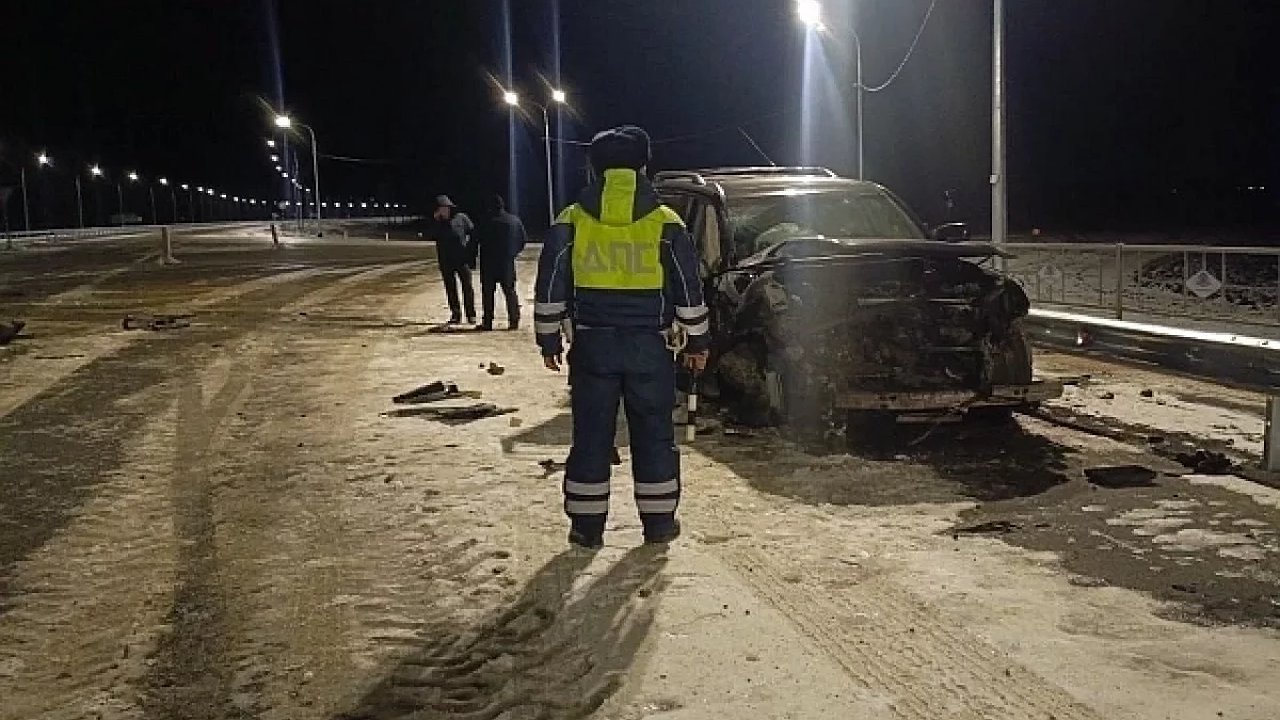 Главная картинка новости: На закрытом участке трассы под Богдановичем лобовое столкновение унесло две жизни