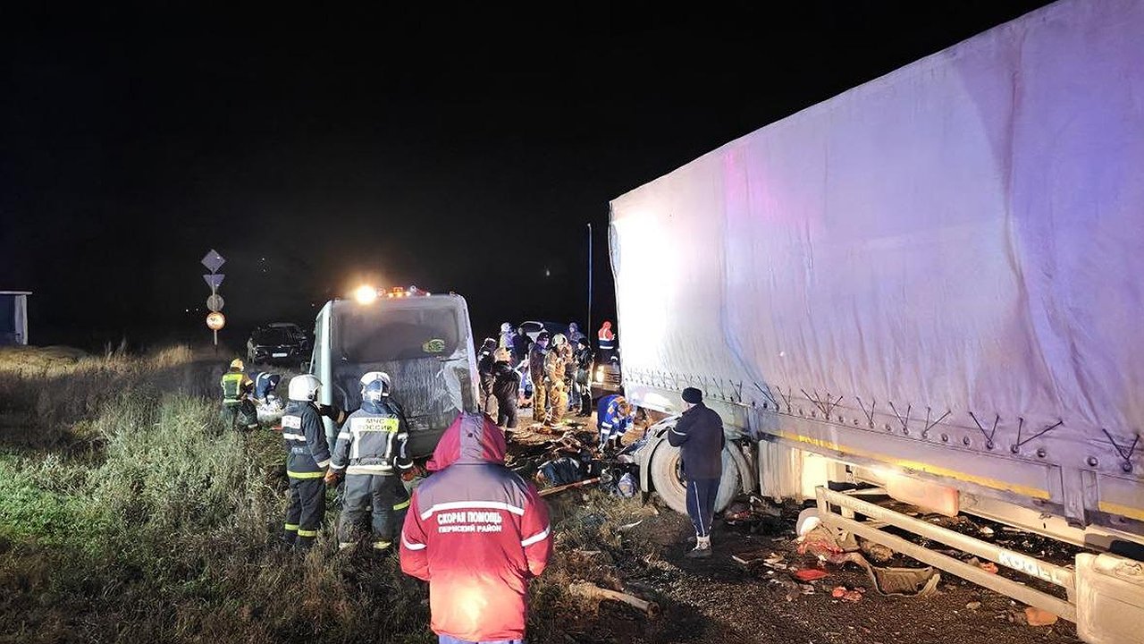 Главная картинка новости: Трагедия на трассе Пермь — Екатеринбург: семь погибших, включая подростка, в лобовом столкновении микроавтобуса с фурой