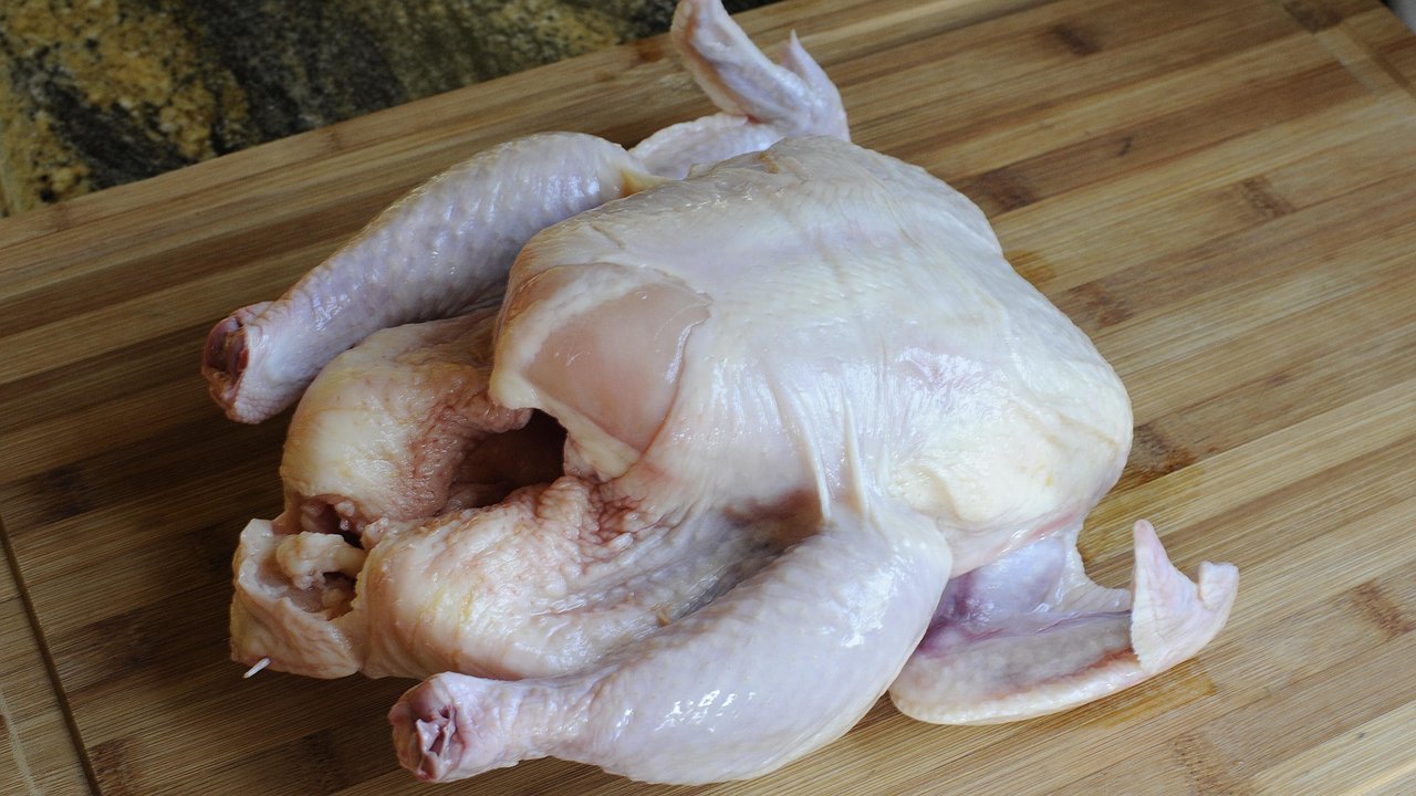 Главная картинка новости: Вы едите фабричную курицу. Тогда запомните эти 3 правила от сотрудницы производства