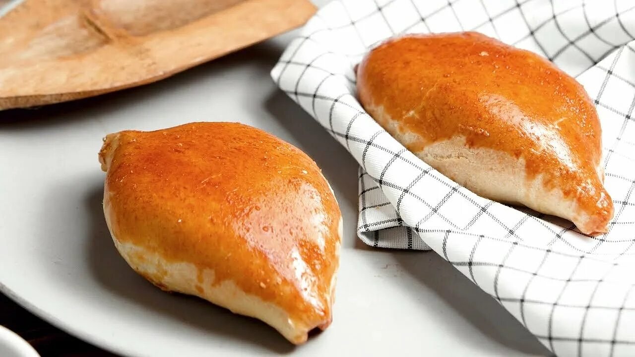 Главная картинка новости: Секрет пушистых пирожков: Чем смазать, чтобы блестели без яйца. Рецепт поразил многих