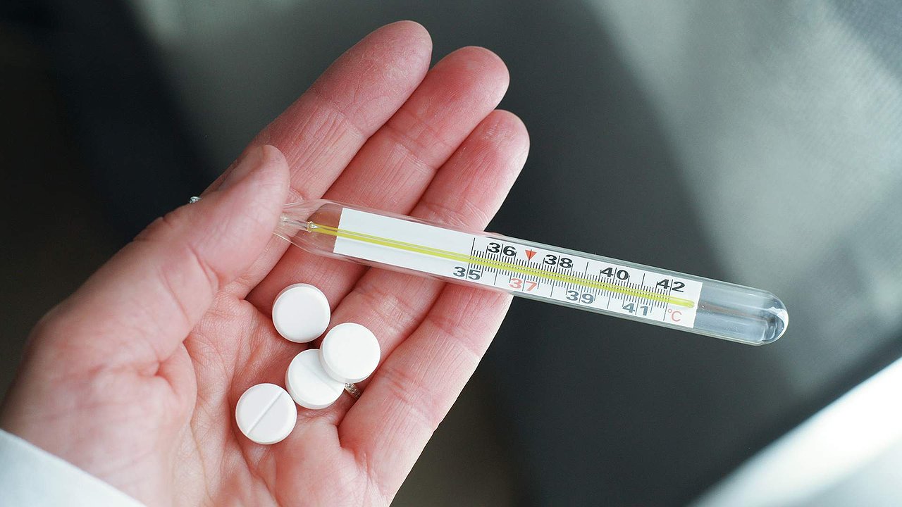 Главная картинка новости: Взрывной рост заразы на Урале: за неделю заболели 25 тысяч свердловчан. В зоне риска — дети