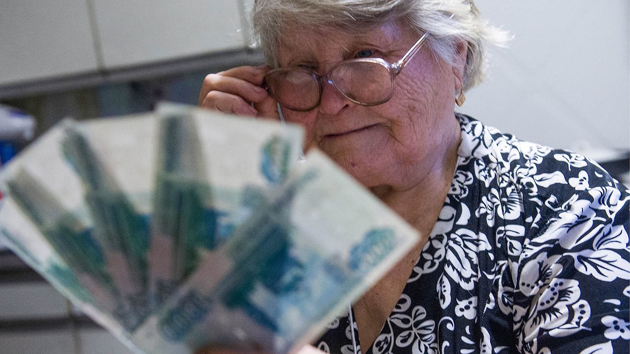 Главная картинка новости: Свердловским пенсионерам напоминают о сроках уплаты налогов: как избежать штрафов и получить льготы