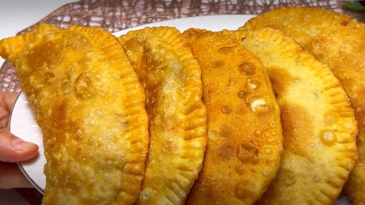 Главная картинка новости: Хрустящие чебуреки за полчаса: секрет сочной начинки и идеального теста