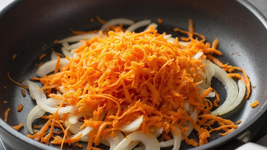 Главная картинка новости: Что жарить в первую очередь: лук или морковь? Эту ошибку допускает каждая вторая хозяйка