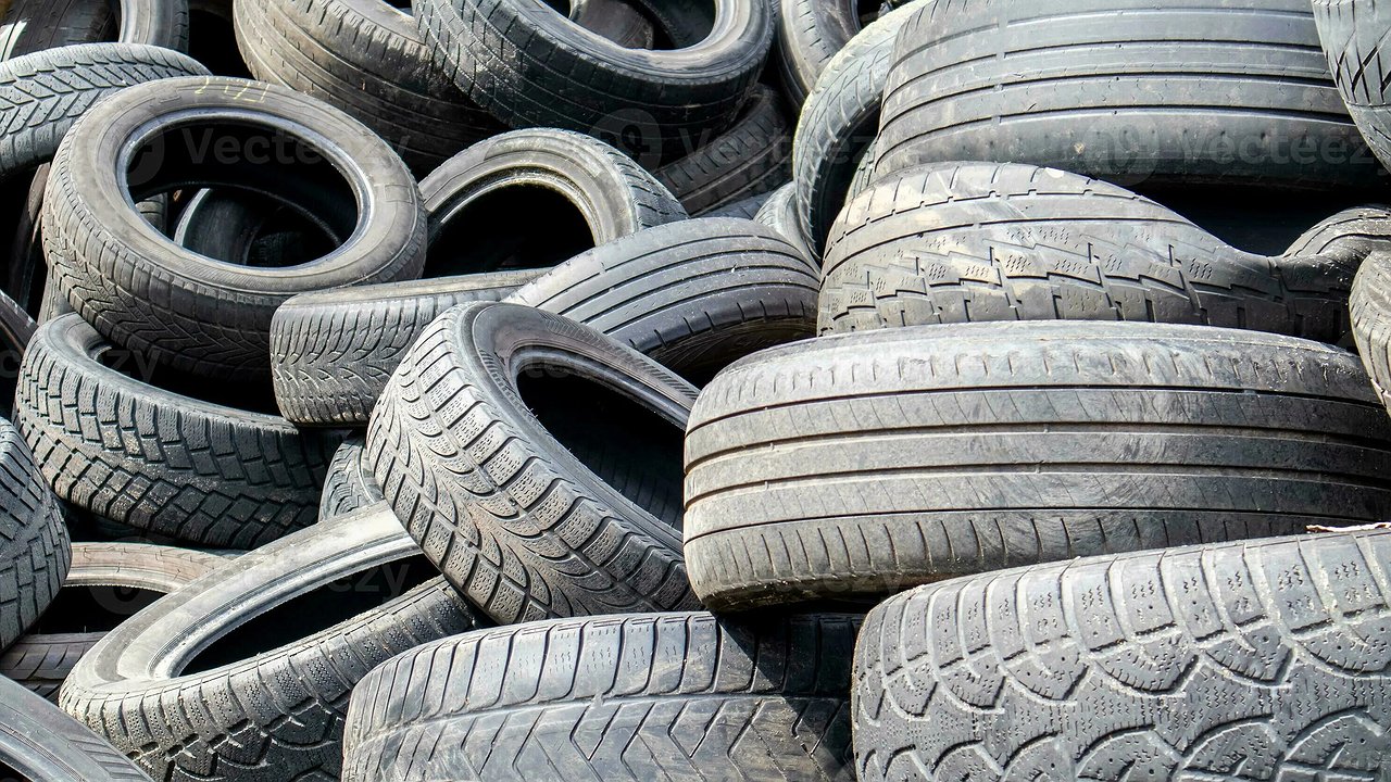 Главная картинка новости: В Екатеринбурге начата борьба с гигантской свалкой автомобильных шин