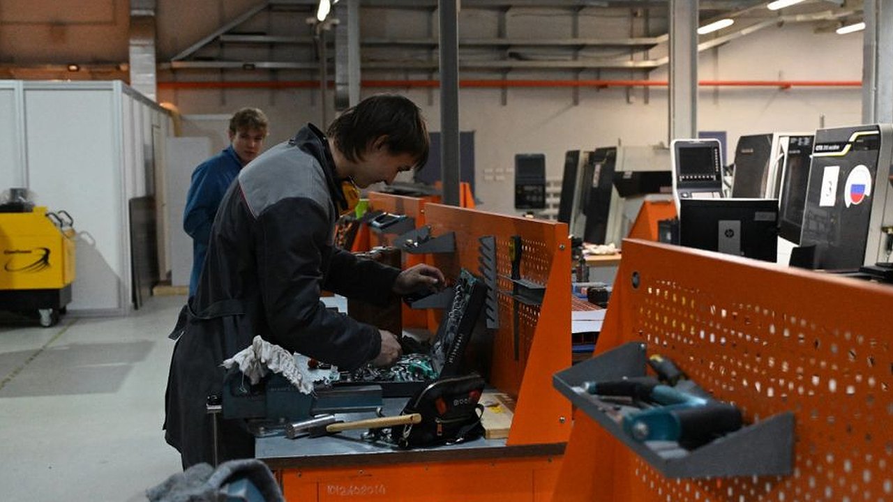 Главная картинка новости: 500 свердловских девятиклассников осваивают слесарные и кондитерские профессии после провала на экзаменах