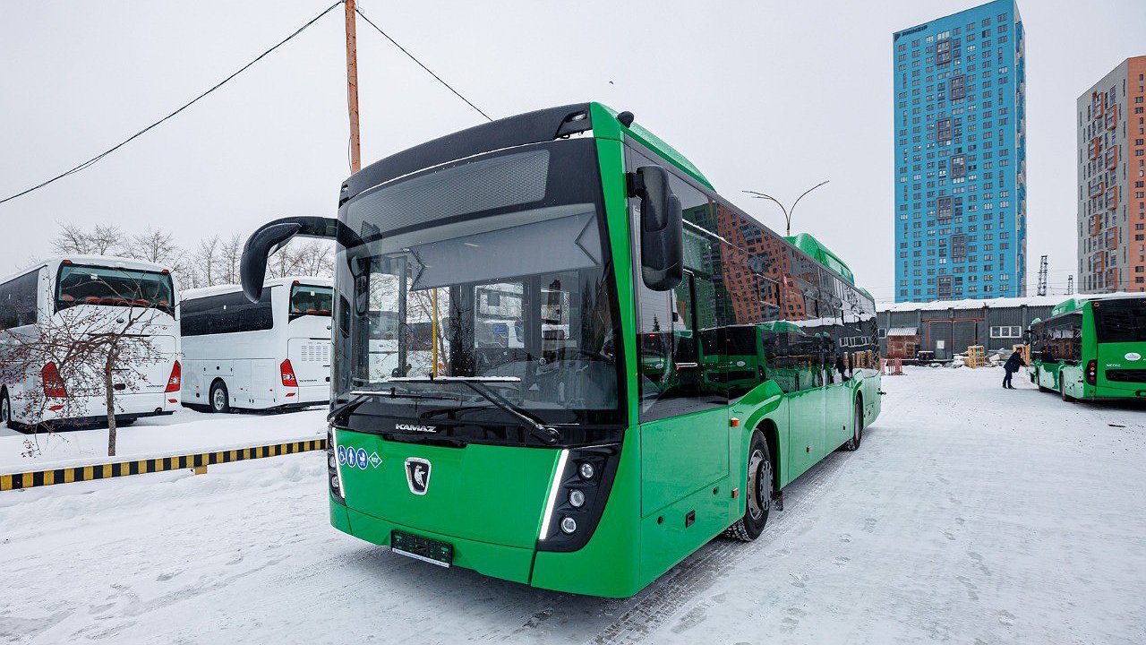 Главная картинка новости: Екатеринбург обновляет транспорт: первые 15 автобусов новой партии выйдут на улицы города в январе