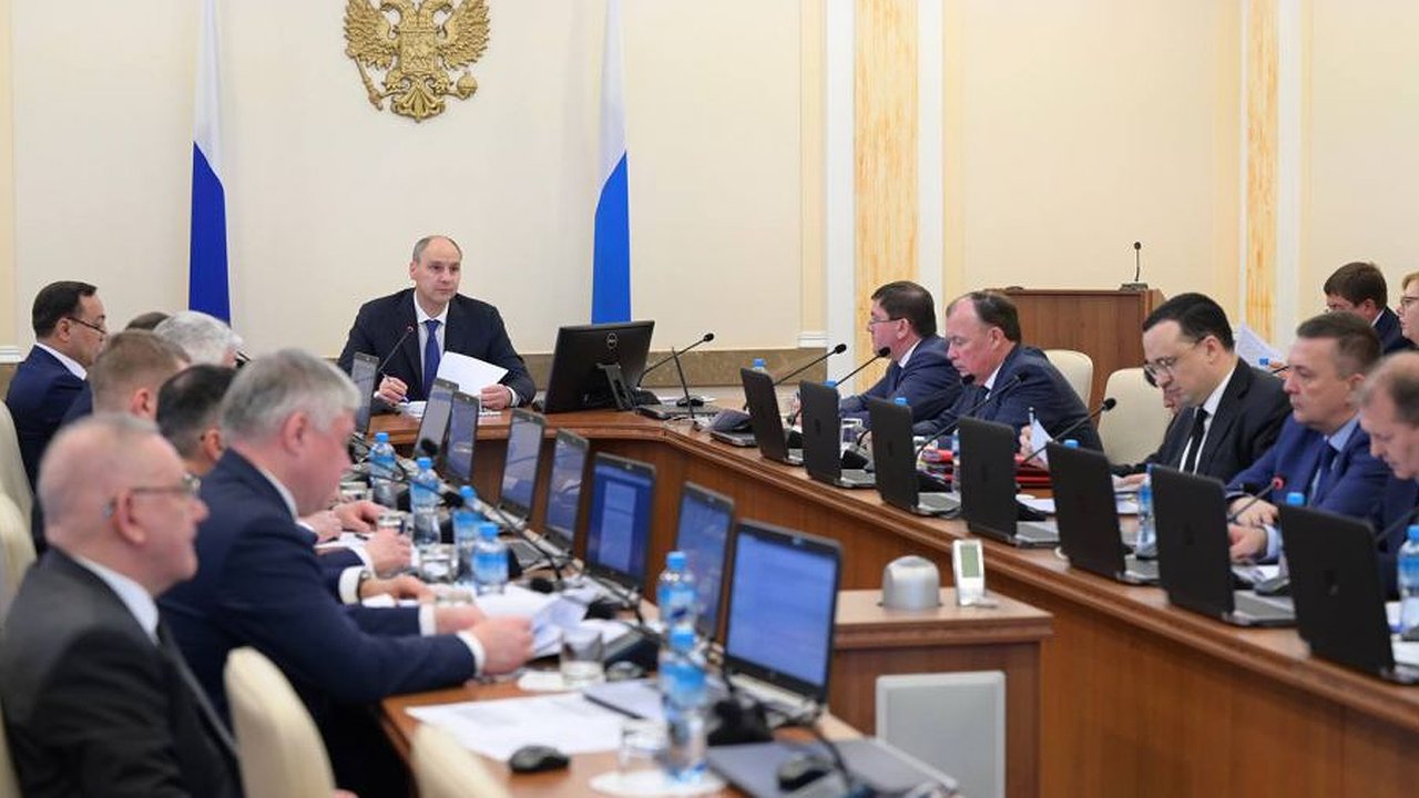 Главная картинка новости: Паслер расширил жилищные льготы для педагогов и поддержал аграриев новыми субсидиями