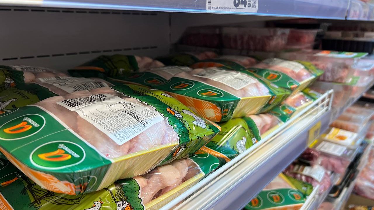 Главная картинка новости: Сплошная химия вместо мяса: Роскачество назвало худшего производителя филе цыпленка