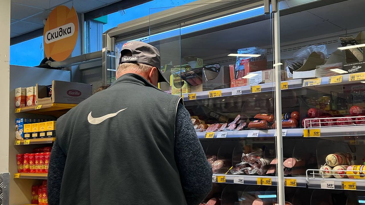 Главная картинка новости: Тихий обман покупателей: почему еда в магазинах станет меньше, а чеки — больше