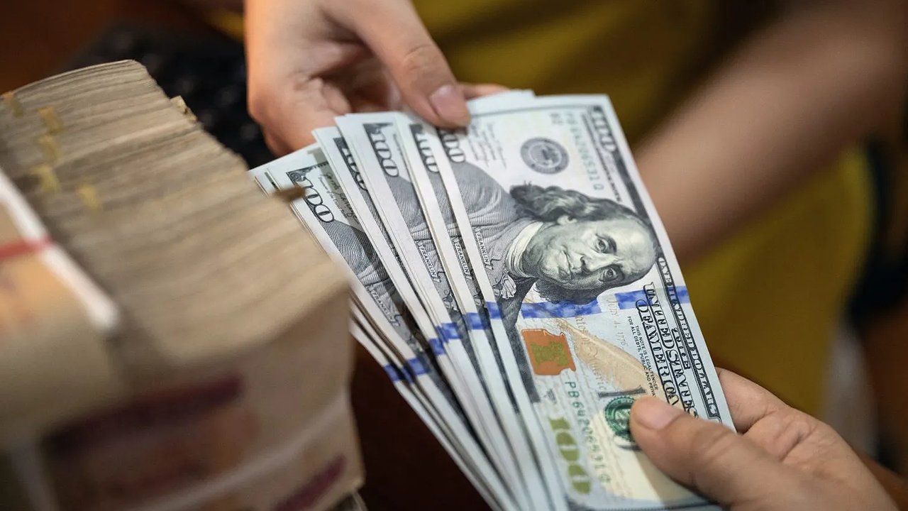 Главная картинка новости: Эксперты советуют россиянам срочно избавляться от долларов: вот куда лучше вкладывать рубли сейчас