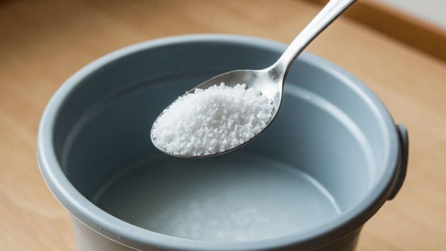 Главная картинка новости: 1 ложка на ведро воды – и полы можно не мыть неделями: покрытия блестят, как стекло