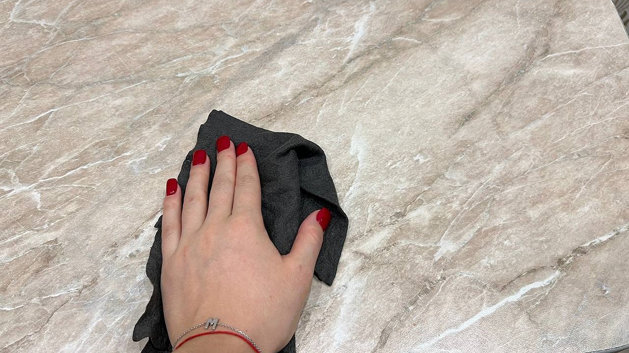 Главная картинка новости: Пыли в доме больше не заметите: хитрость уборки, известная лишь клининговым компаниям — создаем защитный барьер за 2 минуты