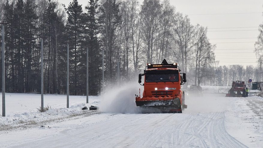 Главная картинка новости: Свердловская область мобилизовала 350 машин на борьбу со снежным хаосом на трассах