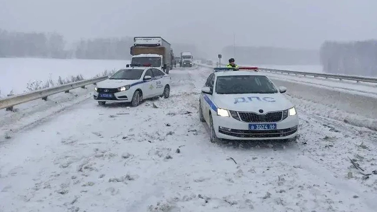 Главная картинка новости: Грузовикам и автобусам закрыли участок трассы «Пермь-Екатеринбург» из-за гололеда: когда восстановят движение