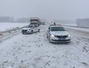 Грузовикам и автобусам закрыли участок трассы «Пермь-Екатеринбург» из-за гололеда: когда восстановят движение