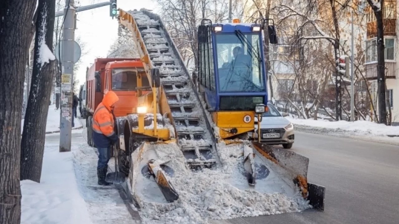 Главная картинка новости: Днём — метла, ночью — трактор: 254 машины чистят улицы Екатеринбурга от снега