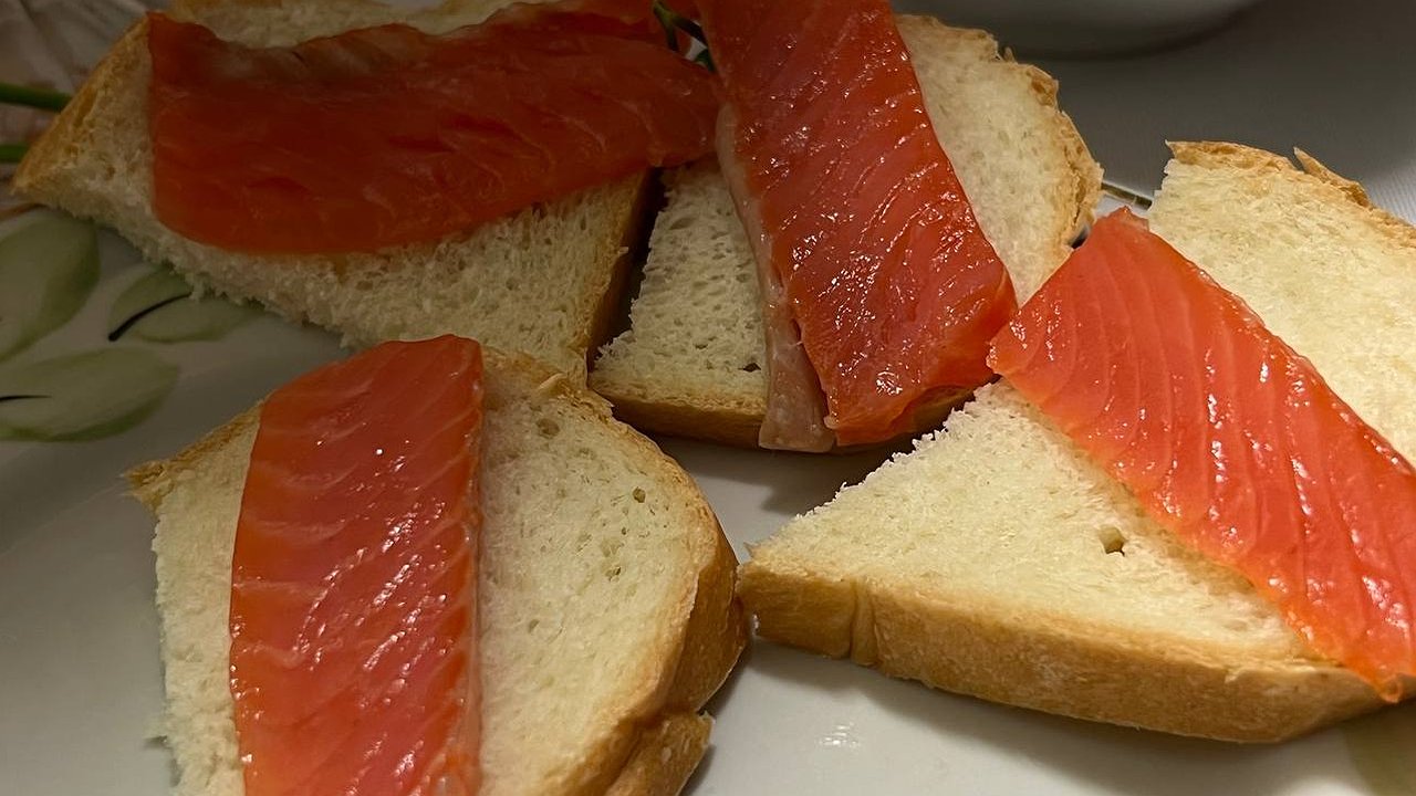 Главная картинка новости: Солю красную рыбу на Новый год всего за час — невероятно вкусная закуска к празднику