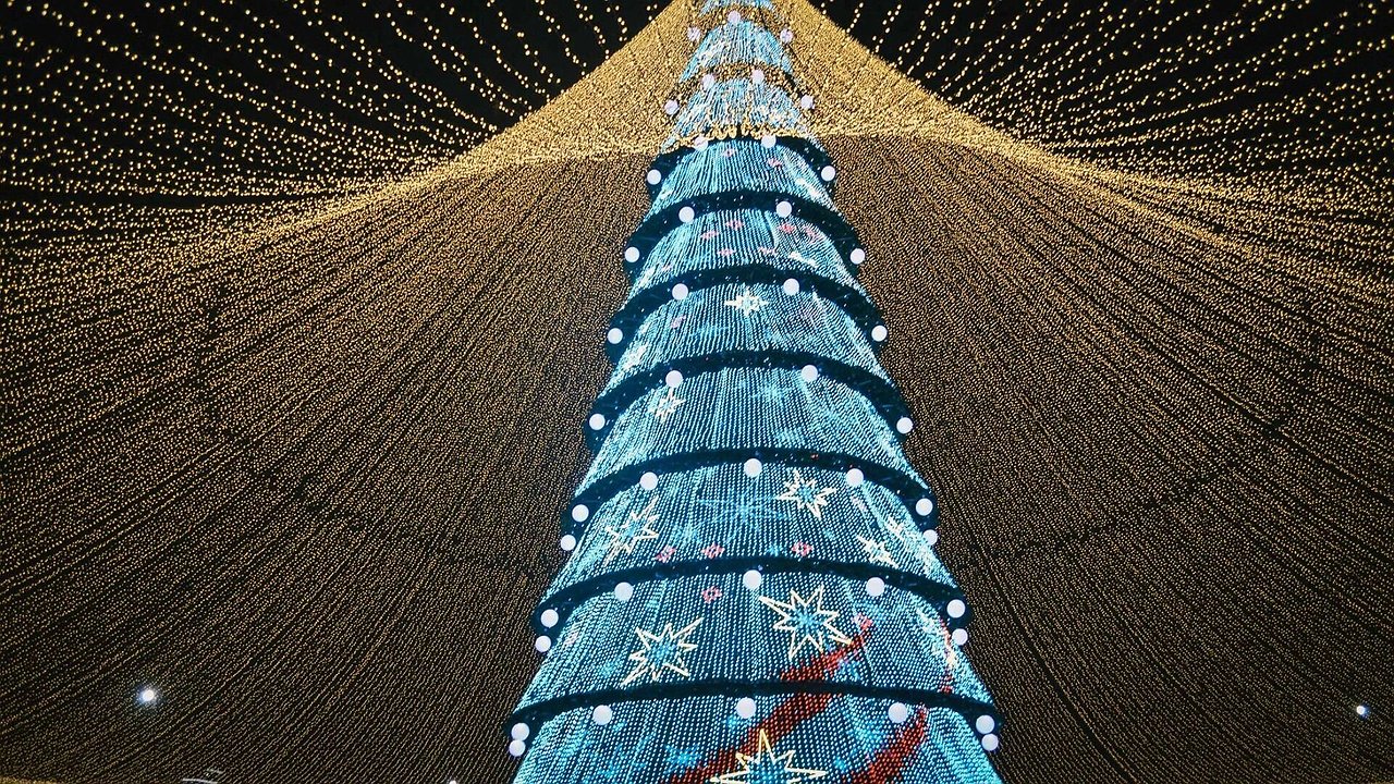 Главная картинка новости: Новогодний маршрут по Екатеринбургу: 50 локаций для праздничной прогулки