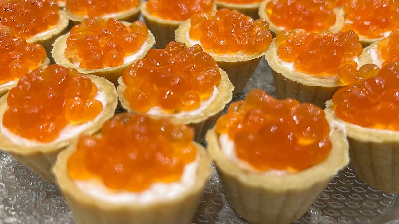 Главная картинка новости: Новогодний стол на 2026 год Огненной Лошади: 10 быстрых и бюджетных закусок, которые точно оценят гости