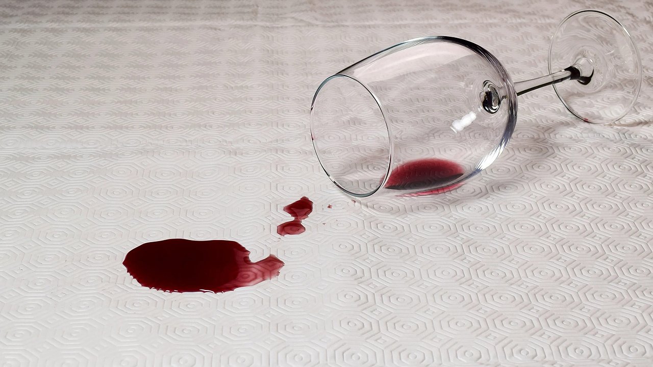 Главная картинка новости: Отчаялись спасти скатерть? Сомелье открыл секрет: это средство выводит вино за 30 секунд