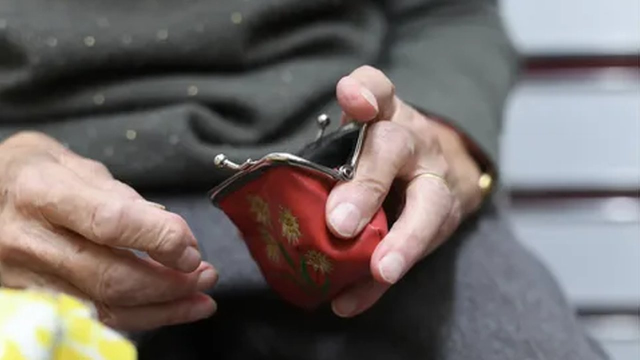 Главная картинка новости: До 70% пенсии могут списать за долги: новые жесткие правила взыскания с 2026 года