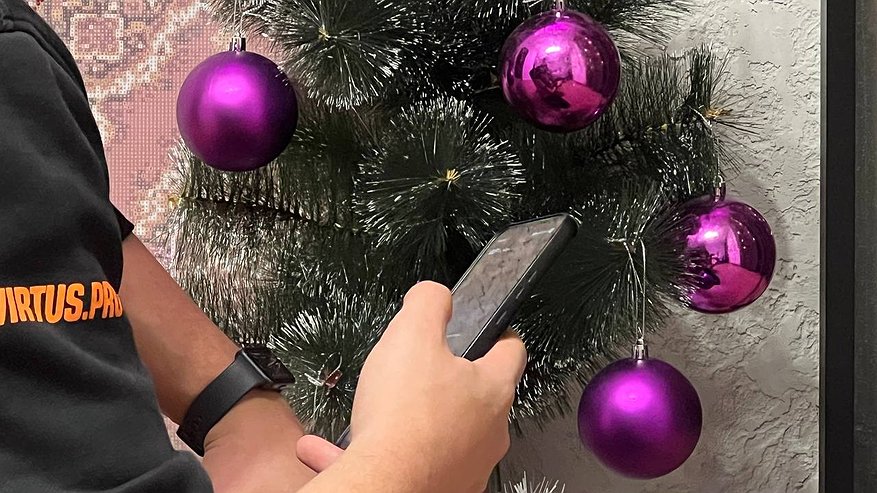 Главная картинка новости: «Новогодняя открытка» с вирусом: как защитить деньги и данные от праздничных мошенников