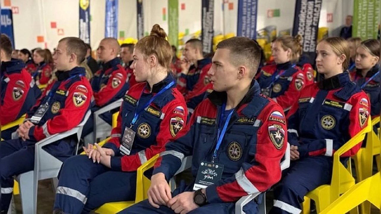 Главная картинка новости: От учебной аудитории к зонам ЧС: свердловские студенты-медики проходят практику как спасатели