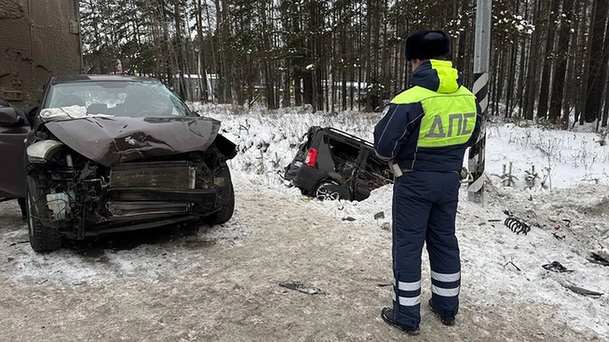Главная картинка новости: Цепное ДТП под Первоуральском: среди пострадавших — беременная женщина и младенец