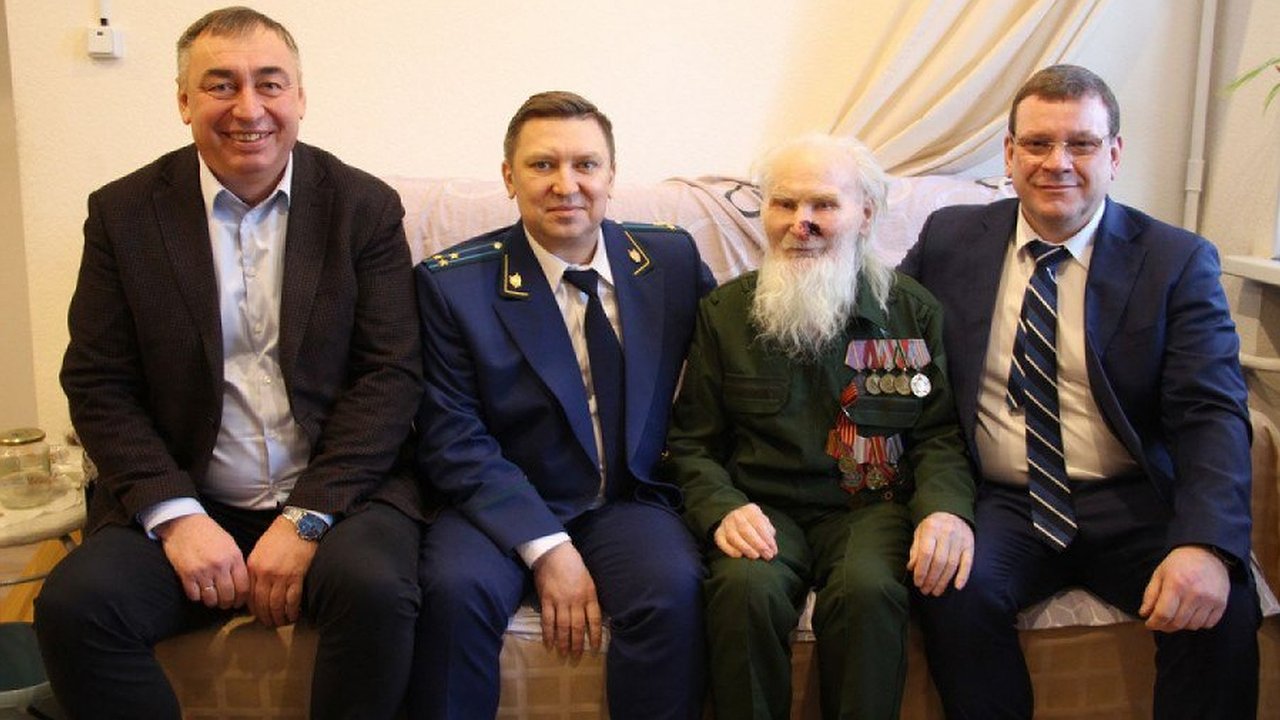 Главная картинка новости: Поздравления от «Единой России»: ветераны Железнодорожного района получили новогодние подарки