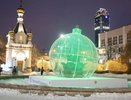 Новогоднее чудо в центре Екатеринбурга: у часовни святой Екатерины зажёгся гигантский мультимедийный шар