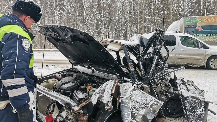 Главная картинка новости: Лобовое столкновение под Березовским: в ДТП с «Газелью» погиб молодой водитель
