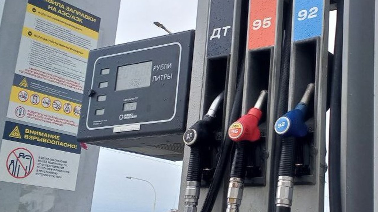 Главная картинка новости: «Бензин под окнами»: суд закрыл опасную заправку во дворе жилого дома в Свердловской области