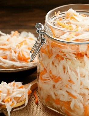 Никаких ложек и весов: этот метод соли капусты делает ее хрустящей у всех без исключения