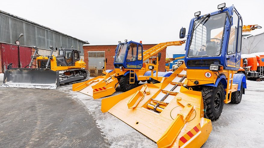 Главная картинка новости: За сутки на дорогах Среднего Урала для борьбы со снегом задействовали крупный технопарк