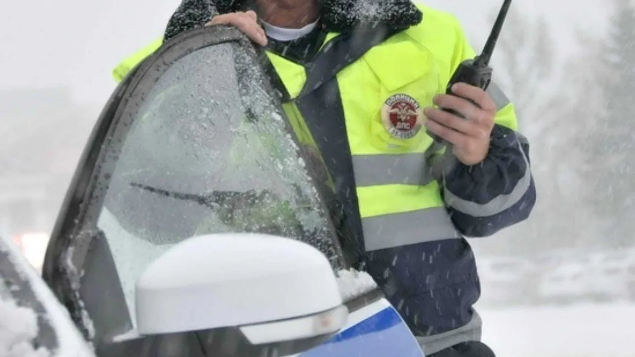 Главная картинка новости: Лобовое столкновение под Североуральском: пассажир погиб, двое травмированы