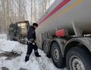 Авария с риском взрыва на Серовском тракте: под Екатеринбургом грузовик с пропаном сорвался в кювет