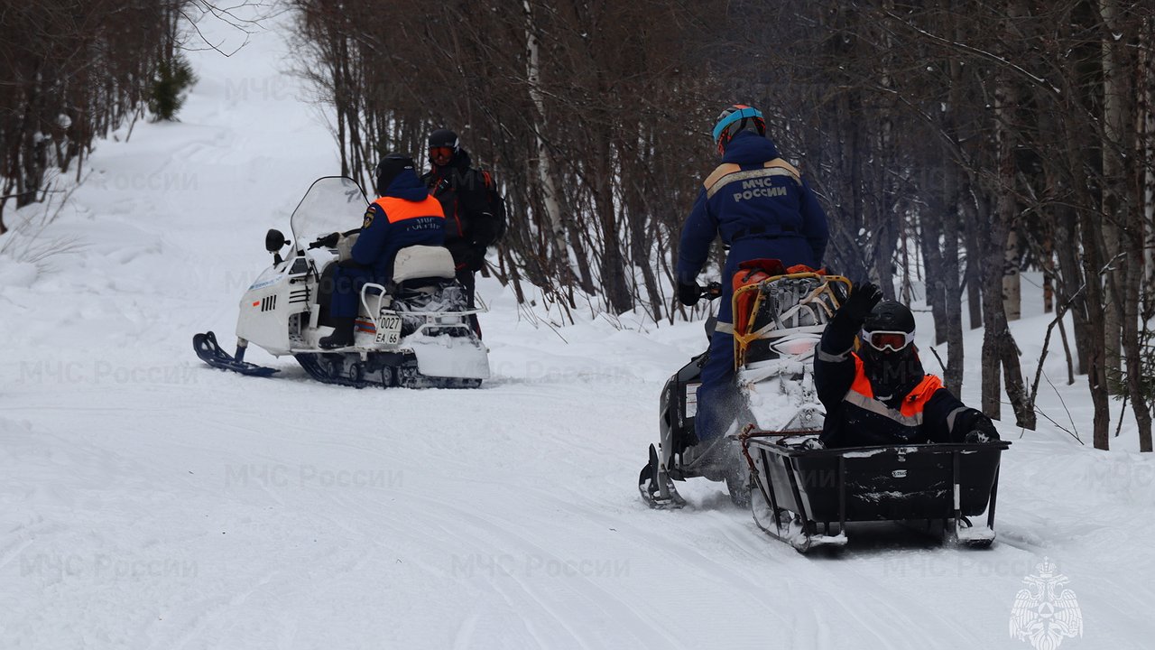 Главная картинка новости: «Не тюбинг, а смертельный прицеп»: в Екатеринбурге детей привязали к квадроциклу и повезли по улице