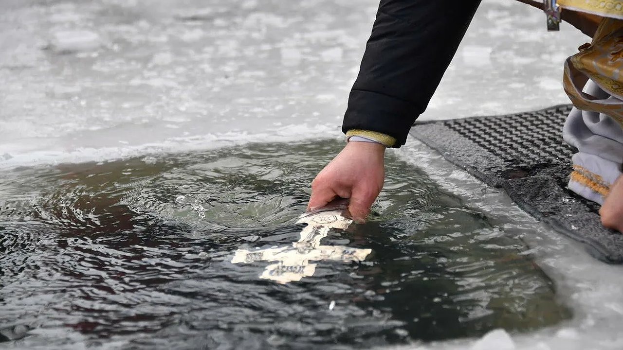 Главная картинка новости: Кому строго запрещено погружаться в прорубь на Крещение, предупредили медики