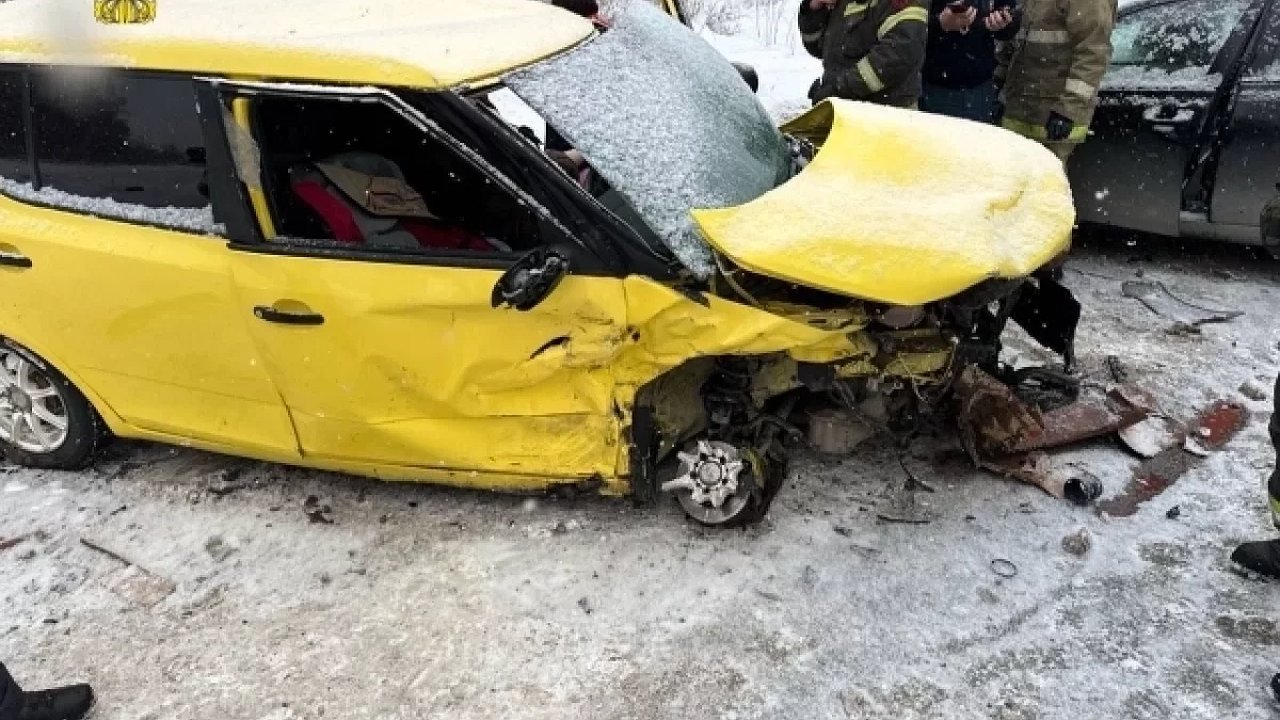 Главная картинка новости: Женщина с ребёнком пострадали в жесткой аварии под Верхней Пышмой. Виновата скорость