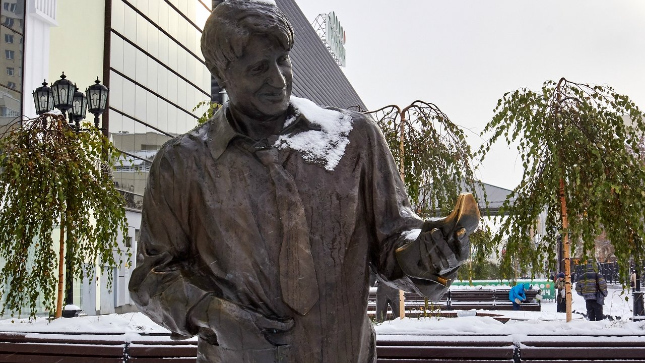 Главная картинка новости: Екатеринбургский Гена Букин разводится: Виктор Логинов объявил о разводе с женой