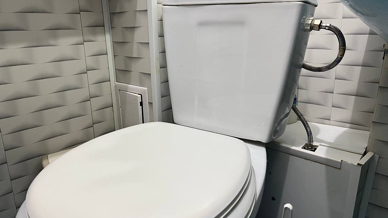 Главная картинка новости: Врач засомневался бы в рецепте. Что из аптечки нужно вылить в унитаз, чтобы он засиял как новый